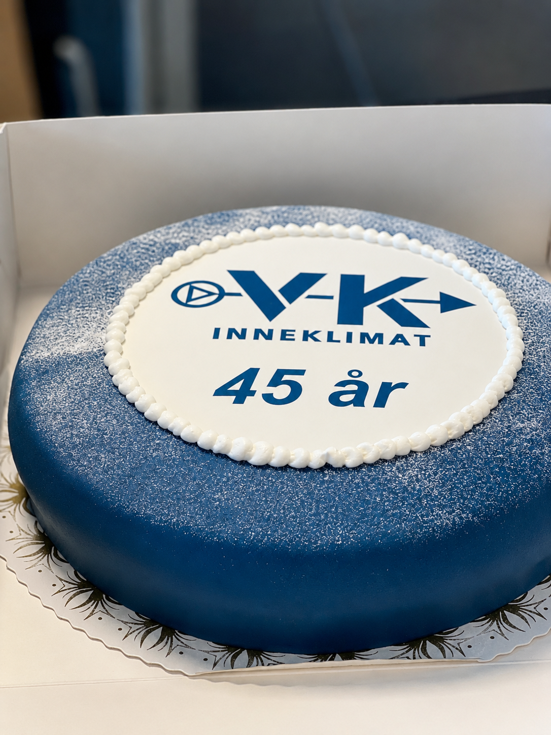 Tårta som firar Ventilationskontrolls 45-årsjubileum